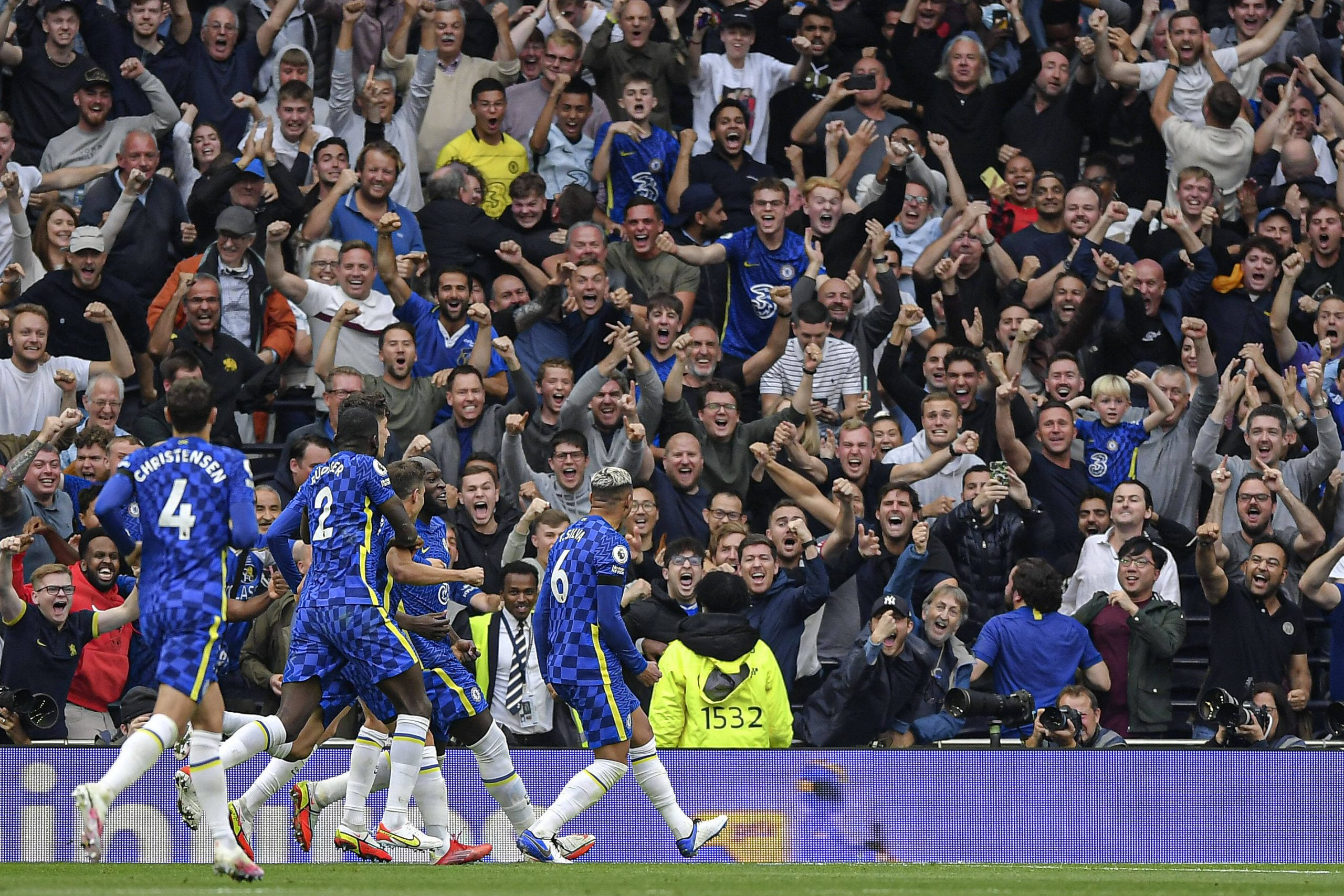 Some fans react on Twitter as Chelsea defeat Leicester City 3-0 away from home.