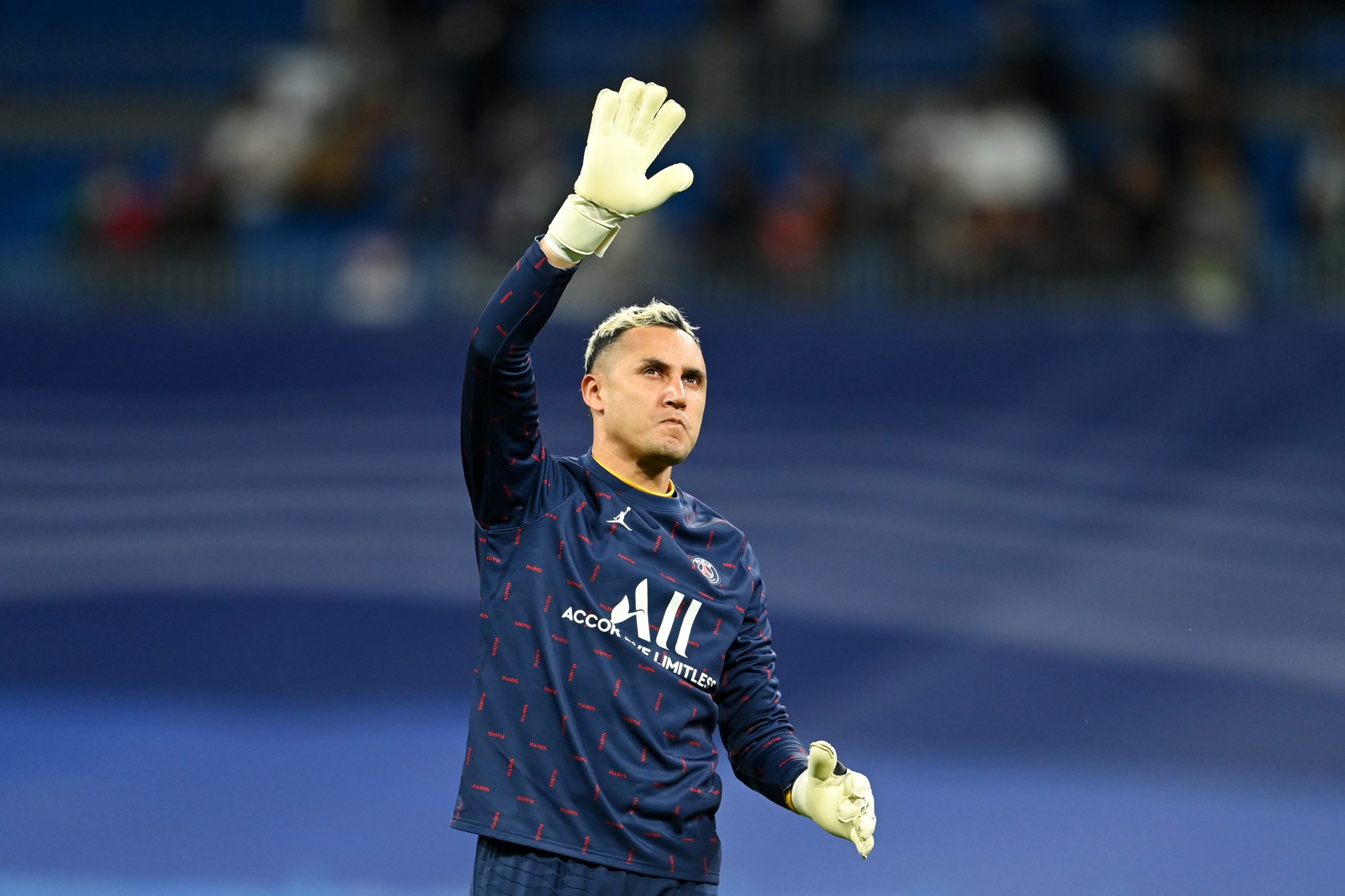 Keylor Navas of Paris Saint-Germain warms up. (Photo by David Ramos/Getty Images)